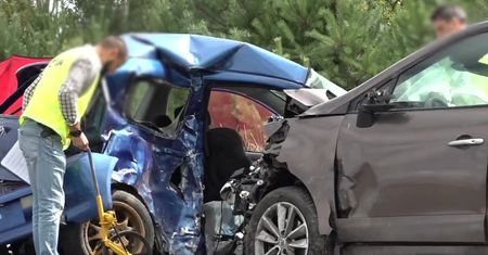 Dwie osoby zginęły w wypadku na Pomorzu. Wśród rannych są dzieci
