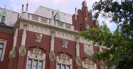 Drogi prąd uderza również w uniwersytety. Rektorzy szukają oszczędności, ale wykluczają powrót do nauczania zdalnego