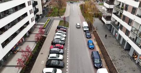 Drogowy absurd na Pradze: kierowcy myślą, że parkują w zatoce, straż wymierza mandaty