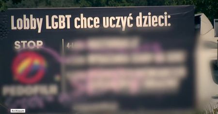 Wyrok w sprawie furgonetki z hasłami anty-LGBT. “Mowa nienawiści wymierzona w orientację seksualną”