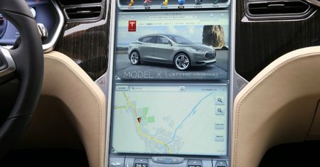 Autopilot Tesli ma być bezpieczniejszy