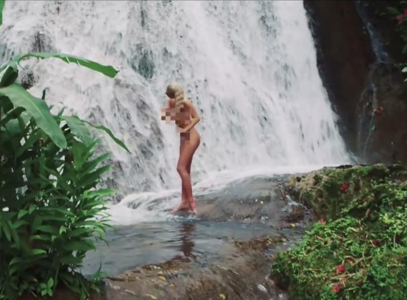 Cleo w teledysku EVA