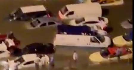 Paraliż Dubaju. Niecodzienna powódź błyskawiczna zatapia miasto