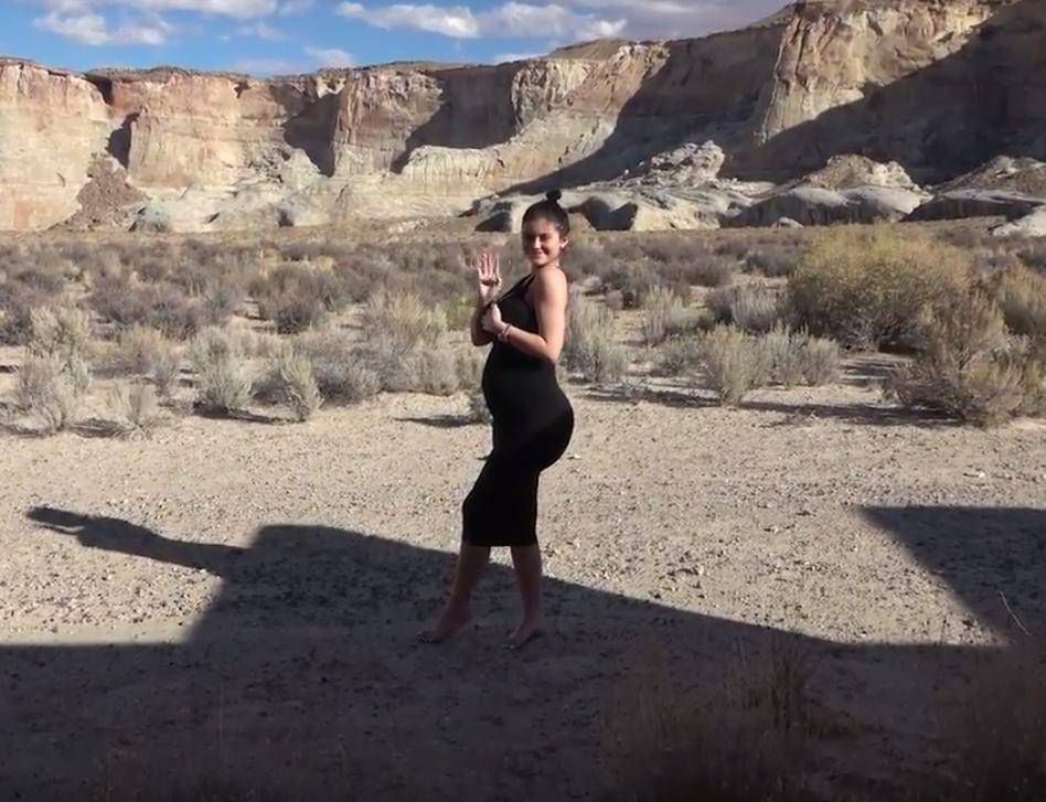 Kylie Jenner urodziła. Pokazała zdjęcia z zaokrąglonym brzuszkiem