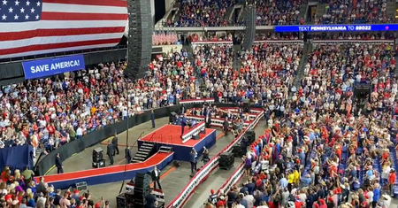 Trump na swoim wiecu nazywa Bidena “wrogiem państwa”