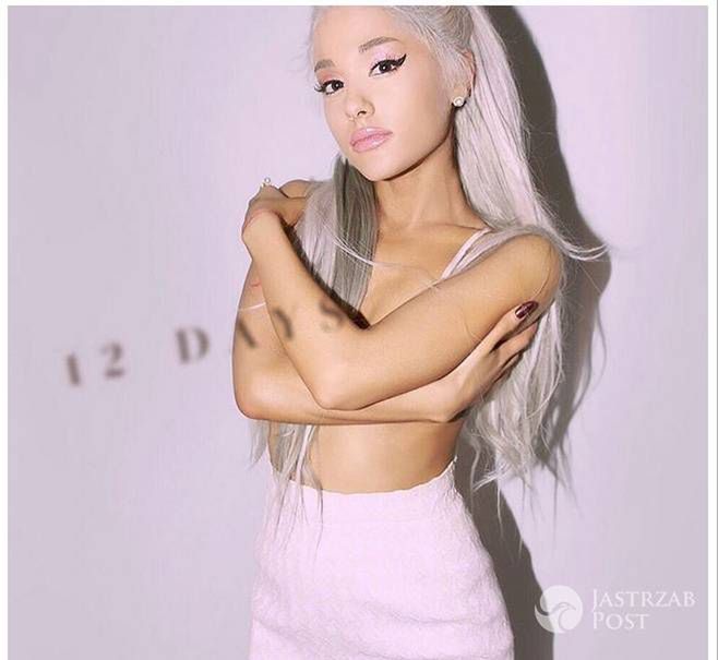<h2>Ariana Grande - wpadka z Photoshopem</h2>
Piosenkarka należy do osób o drobnej budowie ciała. Stąd jeszcze większe zdumienie wywołało wśród fanów jej zdjęcie, na którym wokalistka ma... monstrualnie wielką dłoń!
