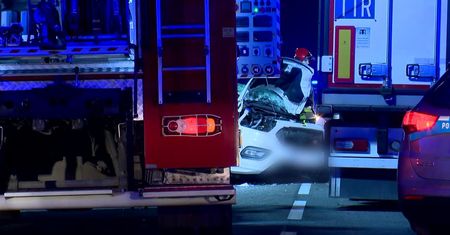 Dwie osoby zginęły w wypadku pod Białymstokiem. Bus zderzył się z ciężarówką
