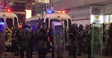 Policja użyła gazu łzawiącego i armatek wodnych przeciwko demonstrantom w Hong Kongu