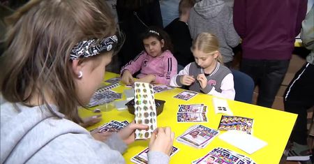Wolontariusze odbierają identyfikatory, puszki i serduszka. 28. finał WOŚP już za dwa tygodnie