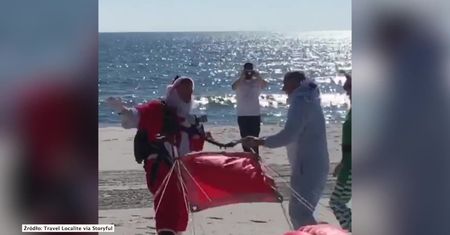 Niecodzienny widok na Florydzie. Święty Mikołaj zamienił sanie na… spadochron!