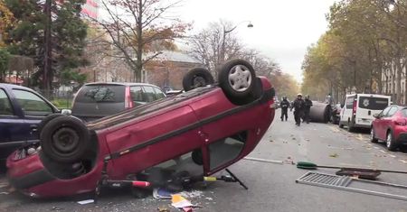 Zamieszki w 1. rocznicę protestów “żółtych kamizelek”. Paryska policja użyła gazu łzawiącego