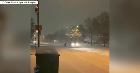 Białe szaleństwo w Kolorado. Z okazji pierwszego śniegu jeździł snowboardem po ulicach przedmieść