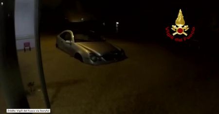 Zalane ulice i podtopione budynki. Ulewne deszcze nawiedziły Genuę
