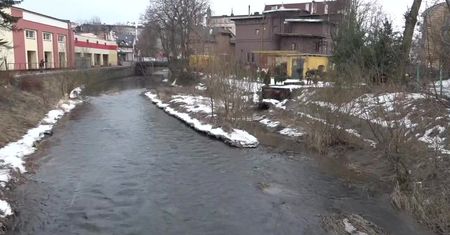 Do rzeki Bóbr w Kamiennej Górze wyciekł olej.