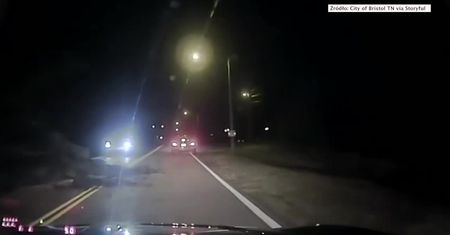 Wjechał na osuniętą ziemię, a po chwili jego auto koziołkowało. Dramatyczne nagranie z policyjnej kamery
