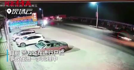 Tragiczny wypadek w Chinach. Pijany kierowca wbił się w ciężarówkę i wypadł z samochodu