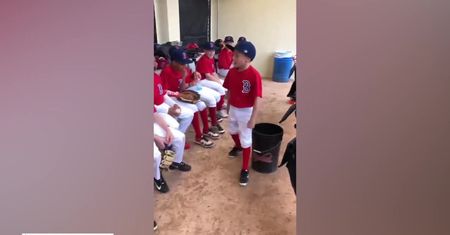 Żaden trener i kapitan nie powstydziłby się takiej przemowy. Członek drużyny baseballowej do lat 10 zmotywował kolegów do walki