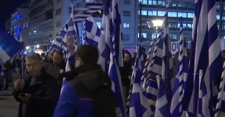 Policja przed greckim parlamentem. Masowe protesty podczas głosowania umowy ws. nazwy Macedonii