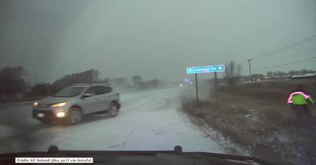 Kierowca stracił panowanie nad samochodem. Policjant w ostatniej chwili uciekł przed rozpędzonym autem