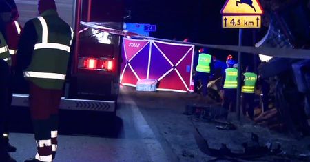 “Wymusiła pierwszeństwo na jadącej prawidłowo ciężarówce”. Trzy osoby nie żyją