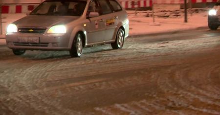 Kierowcy w Łodzi narzekają na zły stan dróg i zalegające błoto pośniegowe