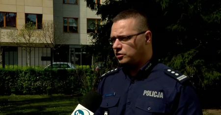 Oszukał kilkadziesiąt kobiet, teraz uciekł służbom przez okno. “Zatrzymanie to kwestia czasu”
