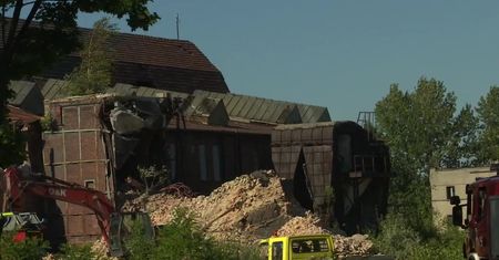 Na terenie dawnej kopalni w Bytomiu zawalił się około 40-metrowy komin. Ranny został pracownik firmy budowlanej
