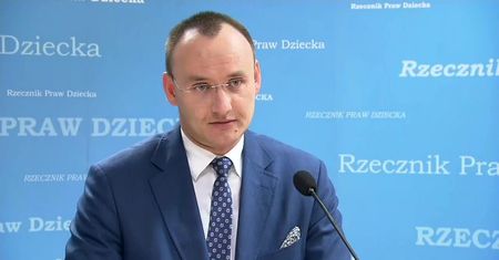 “Ręce precz od łóżeczek naszych dzieci!”. Spór rzecznika praw dziecka z A. Bodnarem