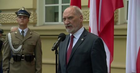 Przed kancelarią premiera odsłonięto kamień węgielny pod budowę pomnika Jana Olszewskiego