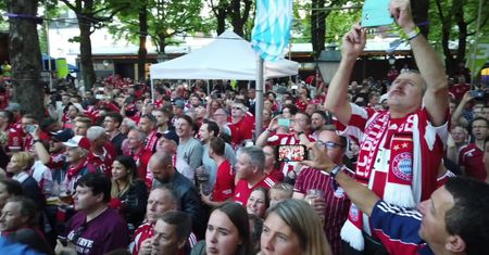 Piłkarze Bayernu świętowali mistrzostwo z kibicami. Lewandowski pochwalił się nagrodą