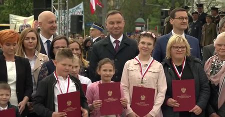 Prezydent wręczył medale Młodego Bohatera dzieciom, które uratowały bliskich z pożarów