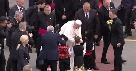 Papież rozpoczął pielgrzymkę na Bałkany. Premier Bułgarii przywitał Franciszka na lotnisku w Sofii