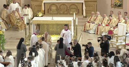 Papież Franciszek udzielił pierwszej komunii 242 dzieciom w Bułgarii