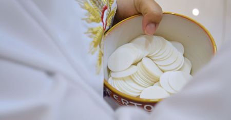 Organizacja pierwszej komunii kosztuje rodziców średnio 1,1 tys. zł. Najwięcej pochłoną wydatki na przyjęcie i prezenty