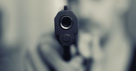 Podpalił mieszkanie i ruszył na policjantów z nożem. Został postrzelony w nogę