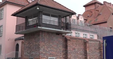 Zatrzymano uciekiniera z aresztu śledczego w Jeleniej Górze. W akcji brało udział 100 policjantów