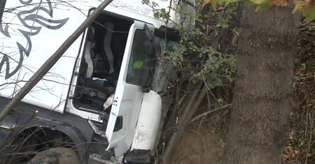 Wypadek tira pod Krosnem. Pojazd wypadł z drogi, przebił bariery ochronne i uderzył w drzewo