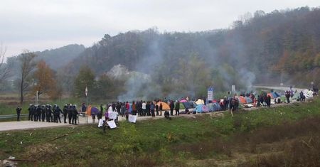 Migranci koczują na granicy Bośni i Hercegowiny z Chorwacją. Chcą wywrzeć presję na Unię Europejską