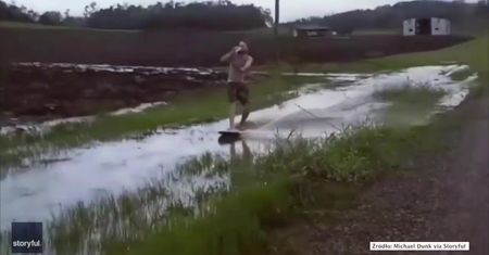 Wakeboarding po… zalanym polu. Miłośnik sportów wodnych wykorzystał skutki ulewnych opadów deszczu