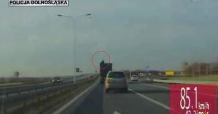 Kierowca tira zgubił paczkę w trakcie jazdy. Policja ukarała go mandatem
