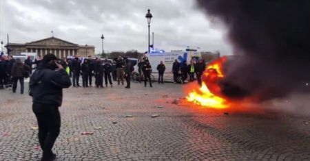 Ponad 100 karetek zablokowało centrum Paryża. Protest przeciwko reformie transportu medycznego