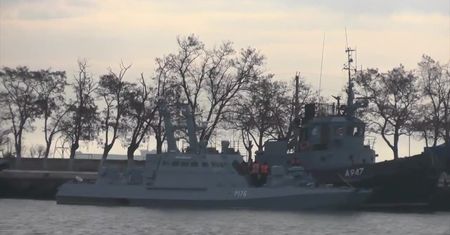 Trzy przejęte ukraińskie okręty w porcie w Kerczu. Ukraina zażądała ich zwrotu i uwolnienia członków załóg