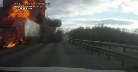 Pożar ciężarówki po czołowym zderzeniu z samochodem osobowym w Rosji
