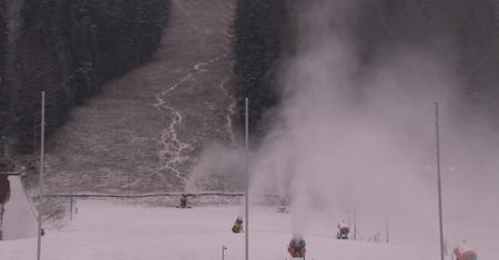 Armatki śnieżne już przygotowują trasy do sezonu narciarskiego w Tatrach