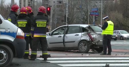 Uciekał przed policją i spowodował wypadek. Utrudnienia na warszawskim Gocławiu po zderzeniu trzech samochodów