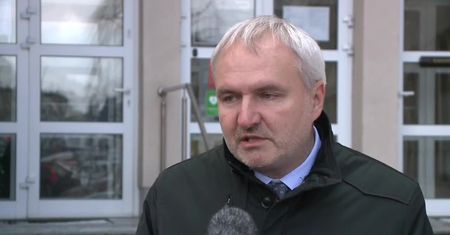 Nie miał biletu, uderzył konduktora i uciekł.