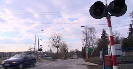 Kierowca autobusu ominął szlaban i wjechał na tory tuż przed przejazdem pociągu