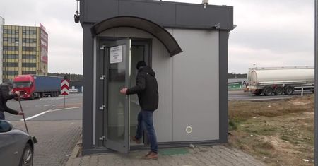 “Napad trwał dosłownie minutę”. Sprawcy ukradli z kantoru 100 tys. zł