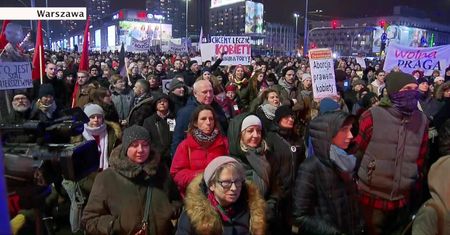 “Oprócz macic mamy mózgi, decydujemy same”. “Strajk Kobiet” w największych polskich miastach