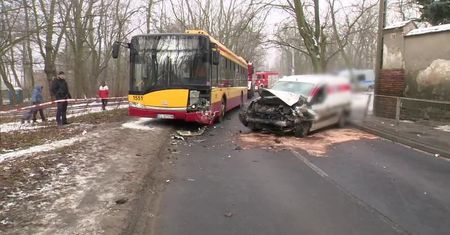 Wypadł zza zakrętu, uderzył w autobus. W wypadku w Łodzi rannych zostało sześć osób, w tym ośmioletnie dziecko